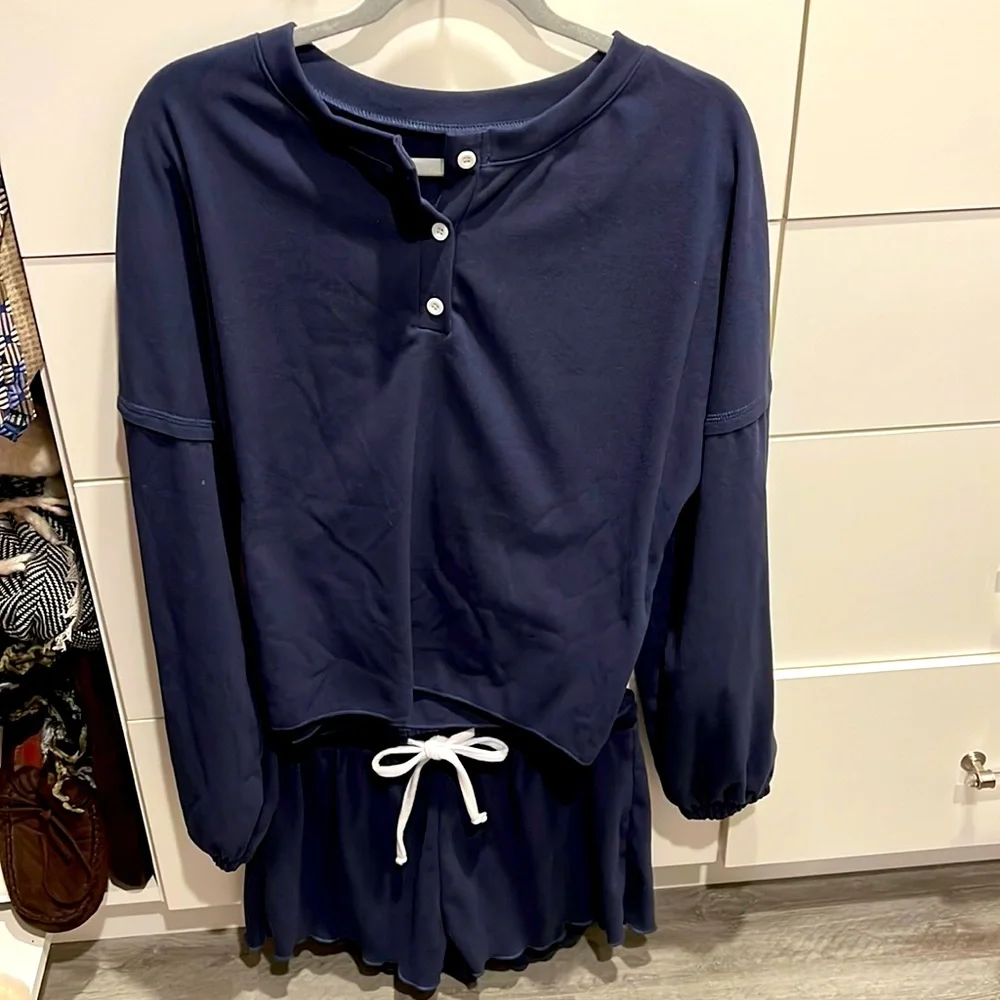 Matching set, long sleeve and shorts, size M